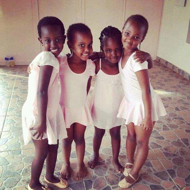 Meninas na primeira escola de ballet de Ruanda, após genocídio em Ruanda. [Foto por Joan Peixoto]
